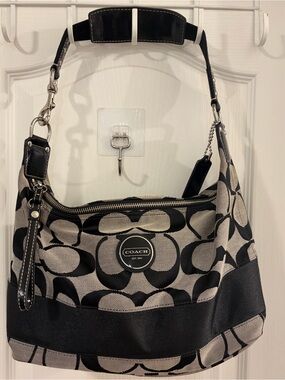 Coach Black Signature Hobo Shoulder Bag Like New 🖤